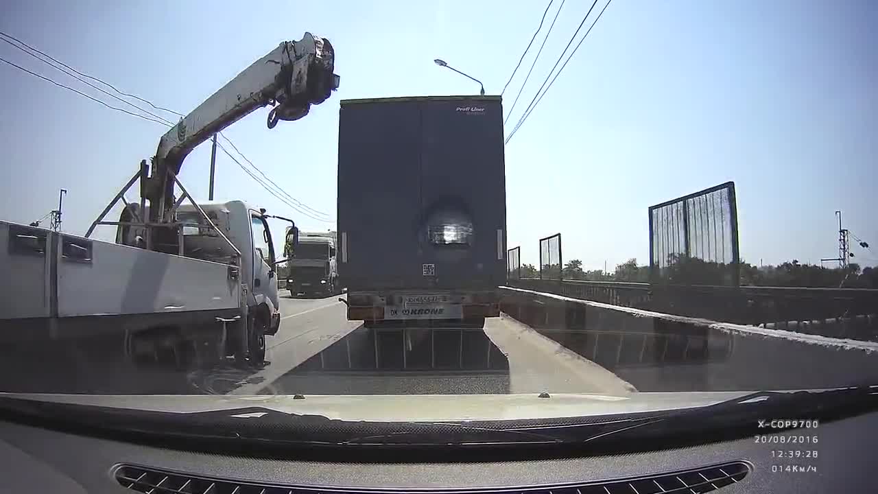 Автокран за хамалски услуги закача товарен камион и парализира мост