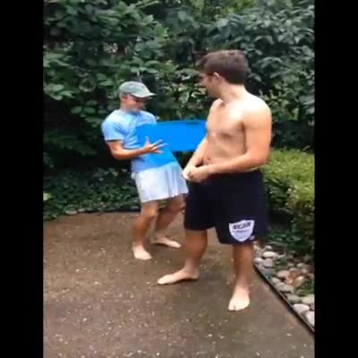 Той беше предизвикан... ice bucket challenge