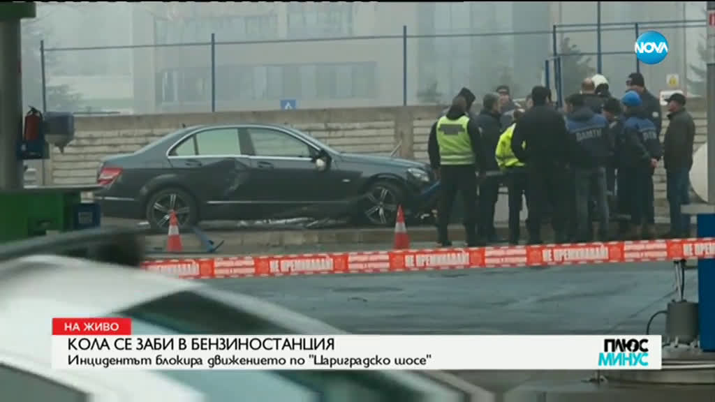 Кола се заби в бензиностанция в София, има изтичане на газ