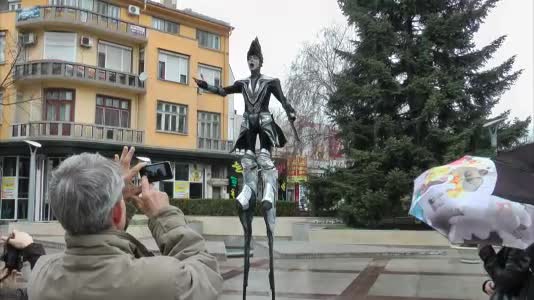 Огромни динозаври по улиците на Бургас