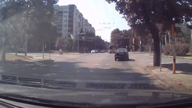 "Моята новина": Тролейбус минава на червен светофар