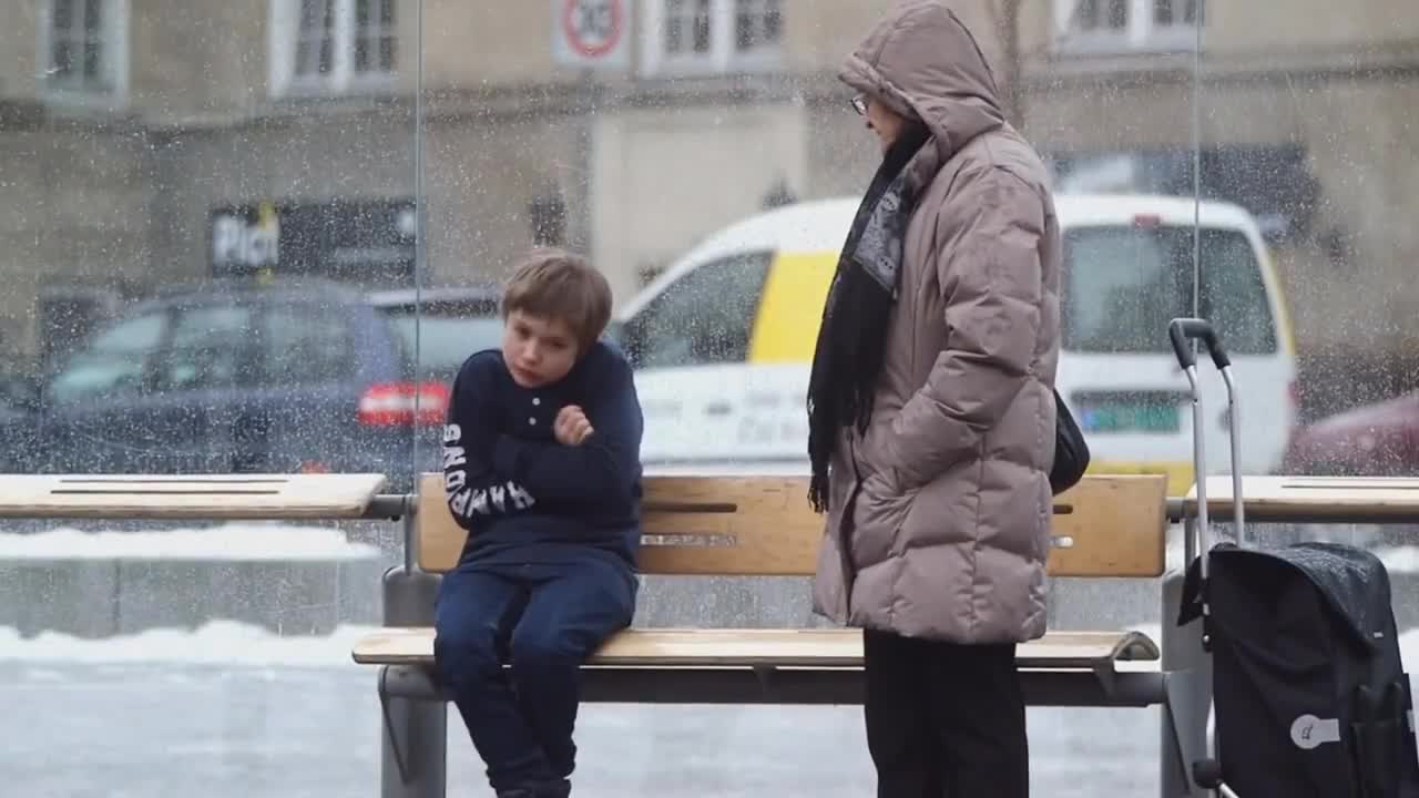 Би ли помогнал на дете, което замръзва от студ? ... Социален експеримент!