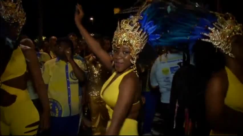 Хиляди хора танцуваха в Рио под ритъма на самбата