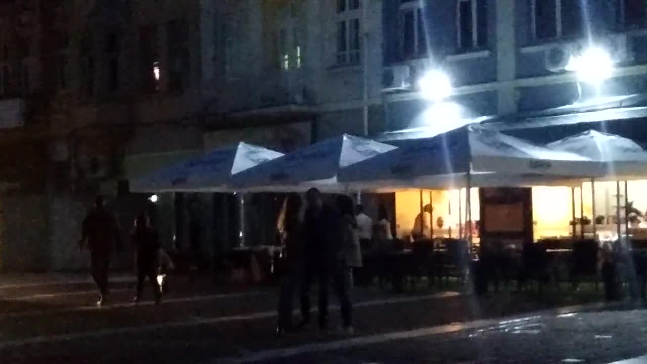 Автомобил през пешеходната зона в центъра на Плевен
