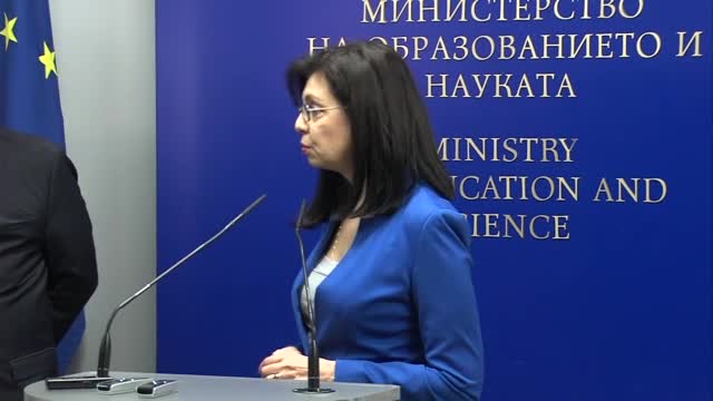 Танев към Кунева при смяната на караула: Тя е интелектуално бижу