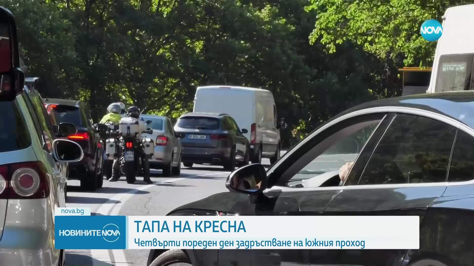Четвърти пореден ден огромни опашки преди входа на Кресна
