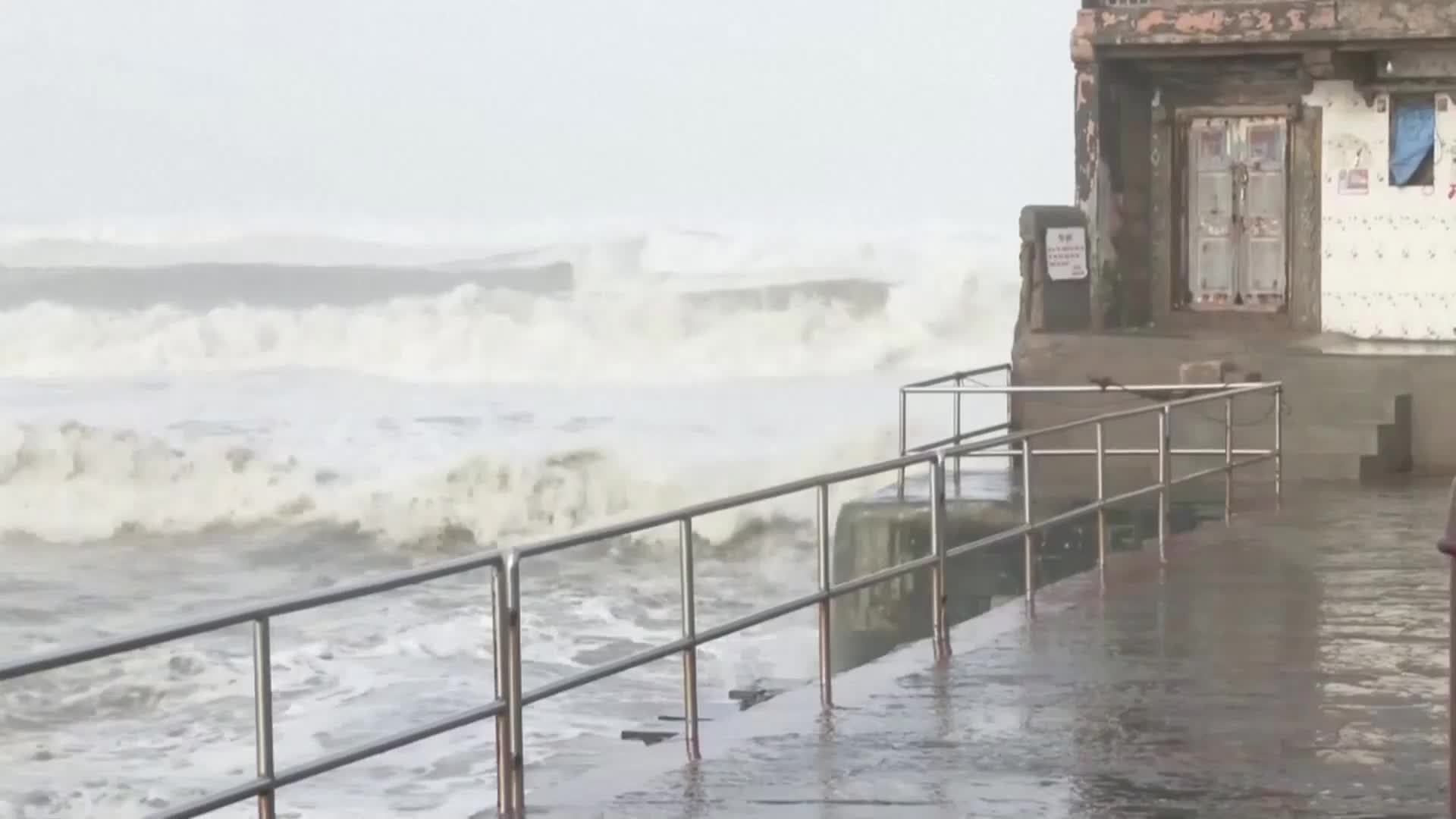 ЗРЕЛИЩНО: Огромни вълни удариха западните брегове на Индия