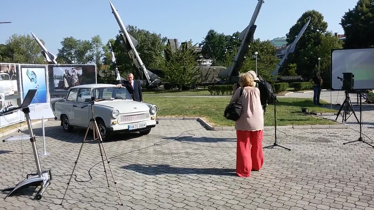 Соломон Паси позира с легендарния трабант