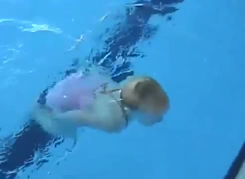 Сладко бебе плува като рибка