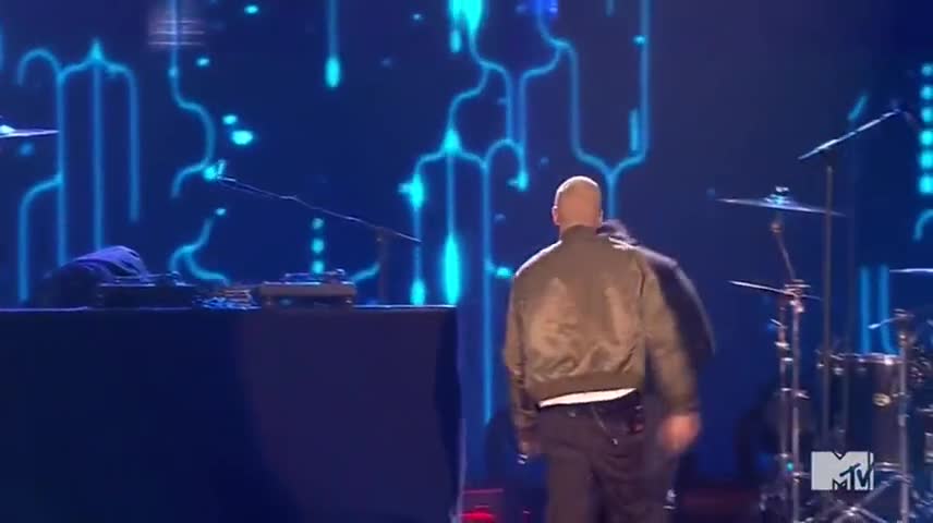 Истински робот ! Еминем подлудява публиката на Музикалните награди на Mtv 2013 - Berzerk and Rap God