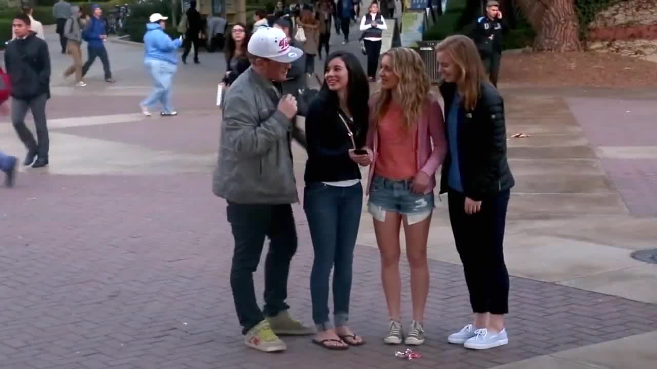 >Момчета впечатляват мацки с трик с преобличане !!!