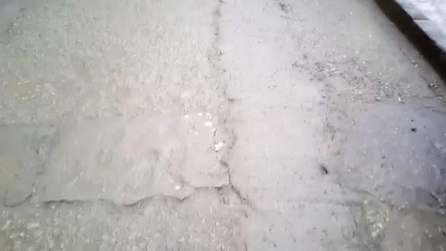 Разбит тротоар в центъра на Варна