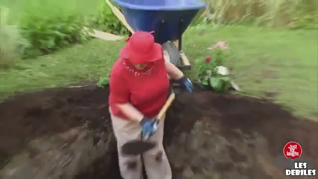 Скрита камера баба погребва човек!