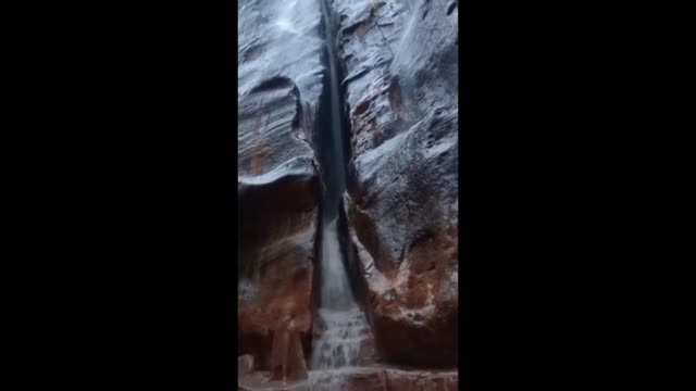 Евакуираха близо 2000 туристи от йорданския град Петра, трима загинаха