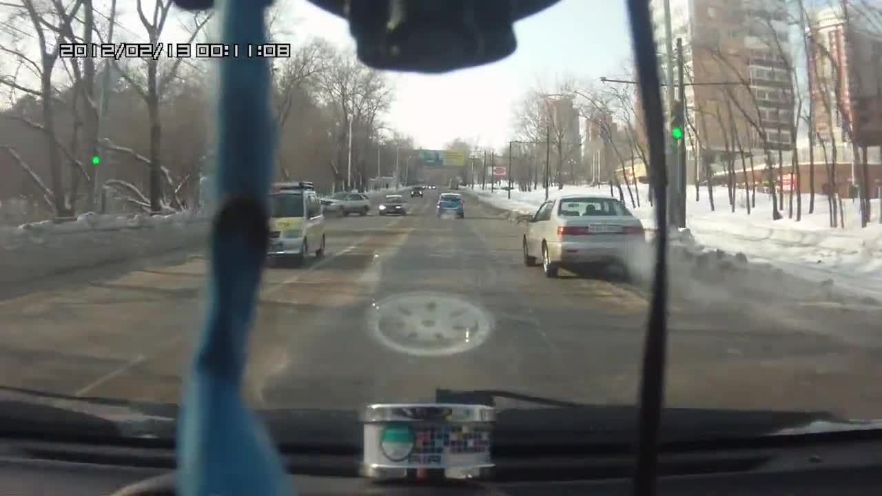 Мацка с Лексус минава на червено