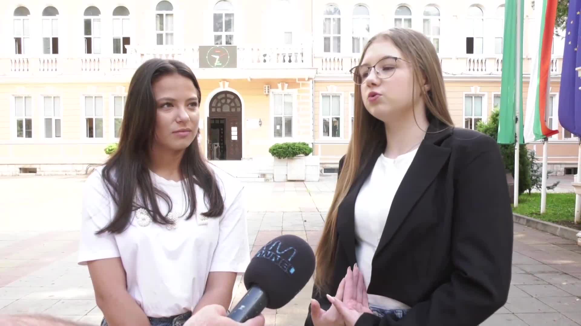 Ученички от Враца намериха и върнаха близо 1000 евро на онкоболна пенсионерка