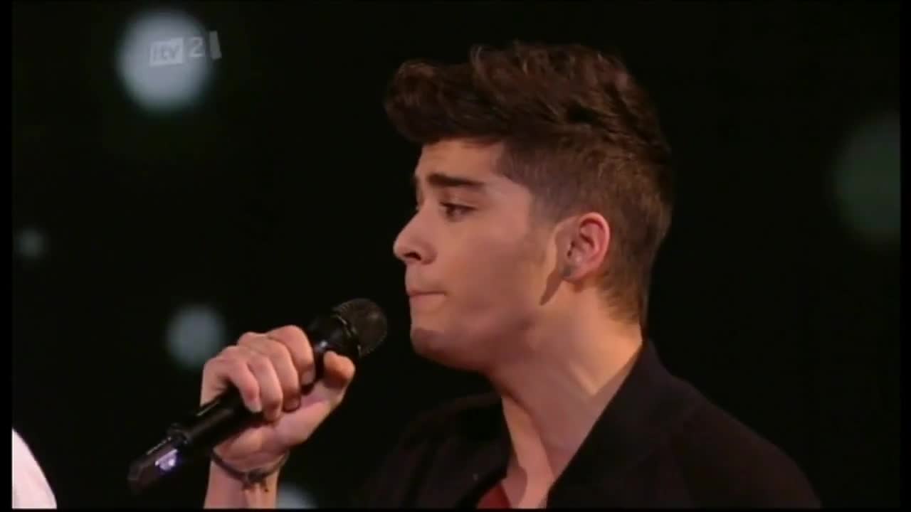 Приказно изпълнение!!! One Direction пеят акустична версия на What Makes You Beautiful