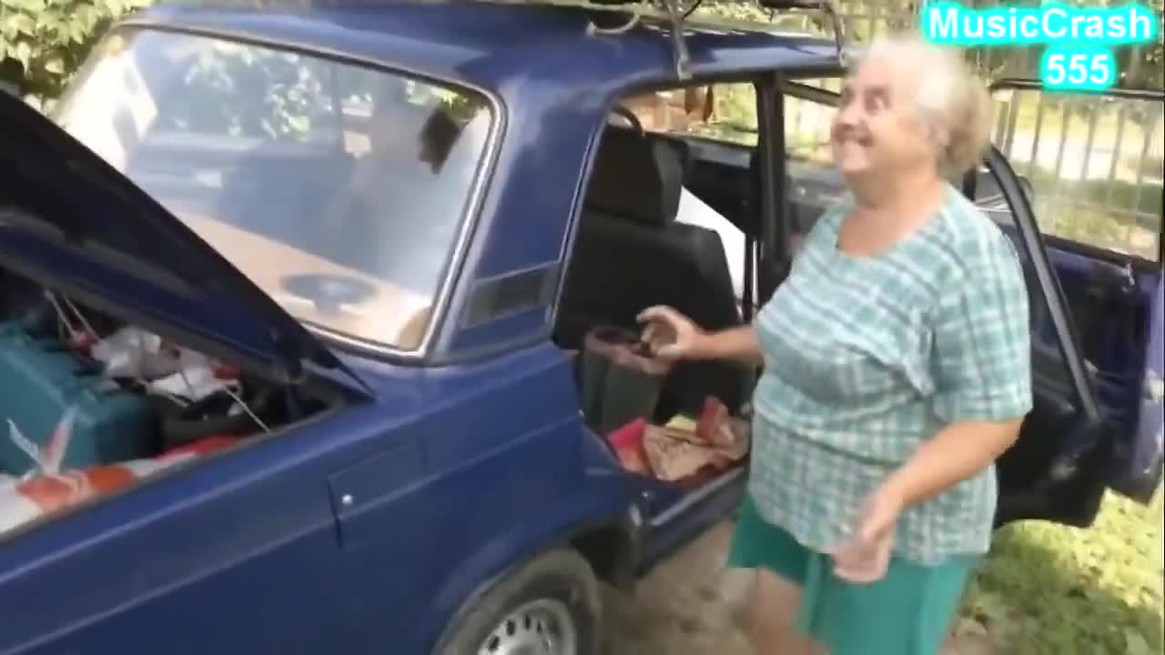 Танцуващи хора на пътя в Русия