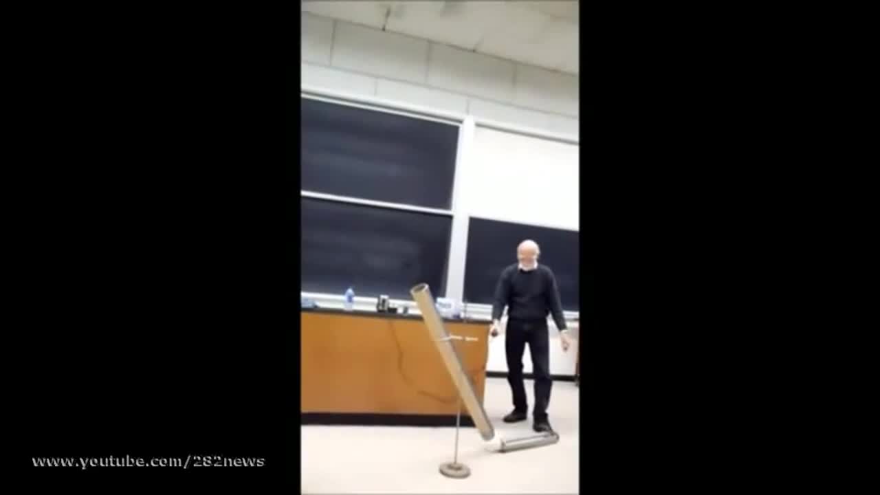 Този учител разбира доста от химията
