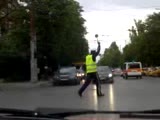 Само в България - Странно поведение на регулировчик много смях 