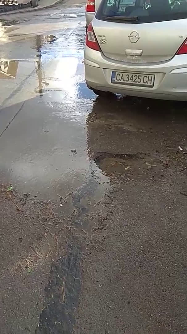 От "Моята новина": Изтичащи отходни води на улицата в кв. "Драгалевци"