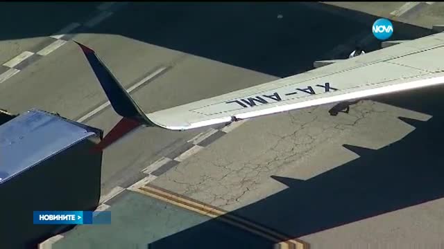 Самолет удари камион на писта в Лос Анджелис