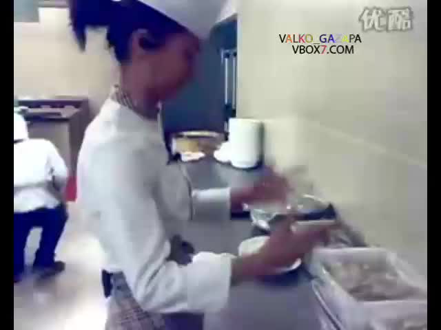 Тази мацка как върти ножовете само 