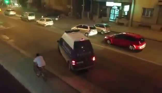 Полицейска кола нарушава правилата