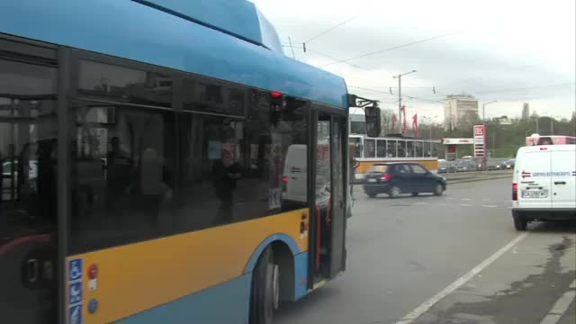 Кола и тролей се сблъскаха в столицата