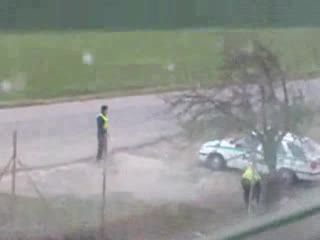 Полицаи Не Си Губят Времето Дoкато Чакат Нарушители. Спокойно Това Не Се Случва В България