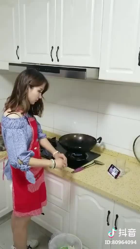 Жената ще прави яйца за обяд
