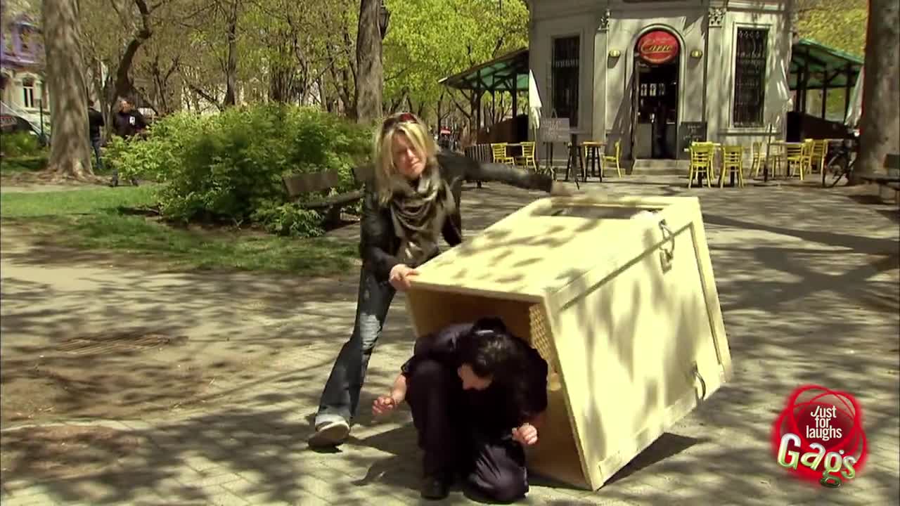 Смях! Жена в кашон - скрита камера