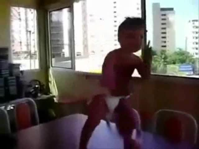 Бебе денси много лудо на - On the floor ( смях )