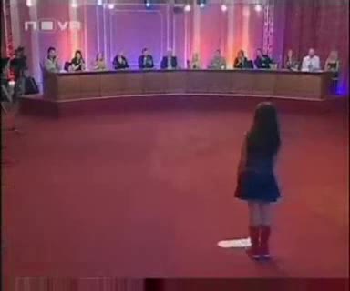 Дете На 10г. Показва На Журито Как Се Пее