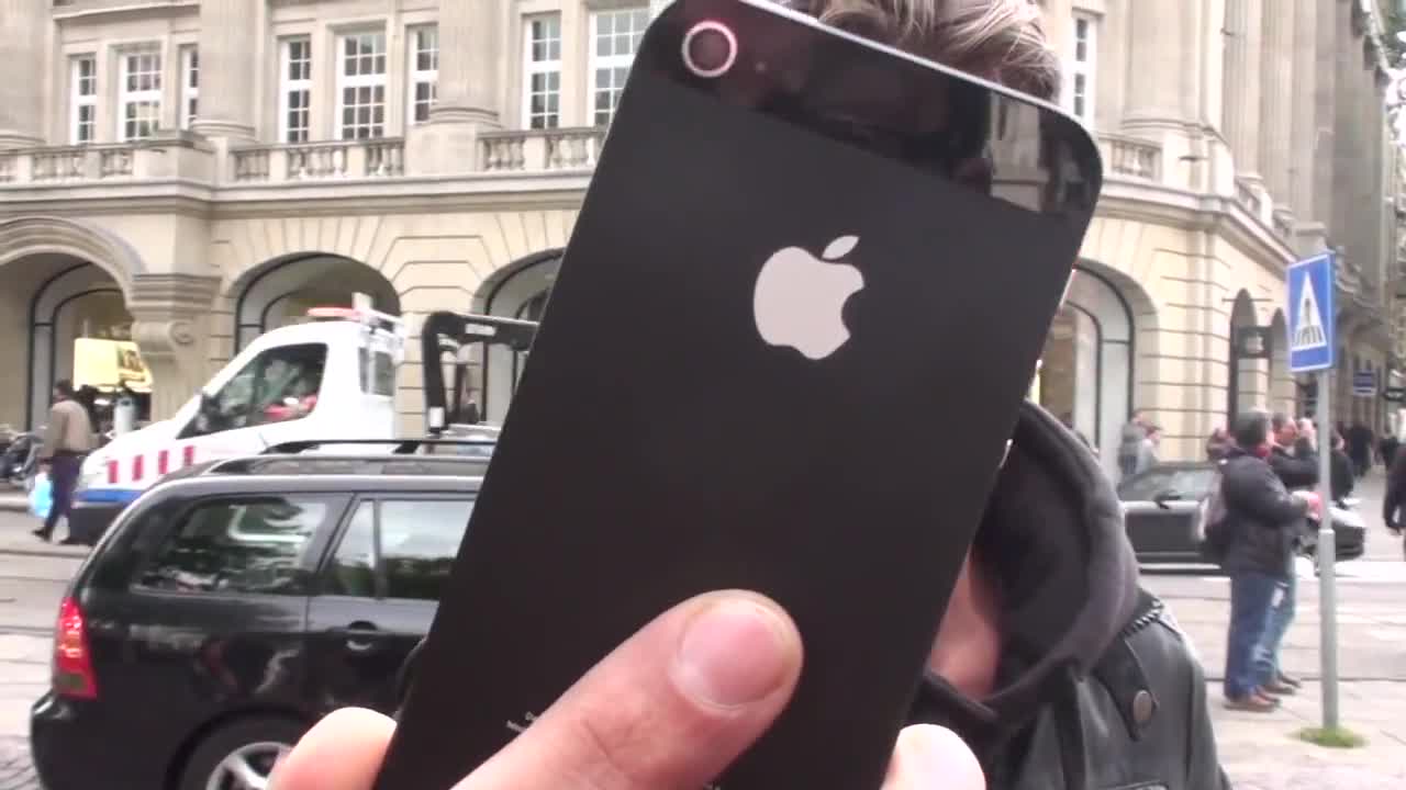 Смях! Кой ще вземе Iphone 5 ( Скрита Камера )