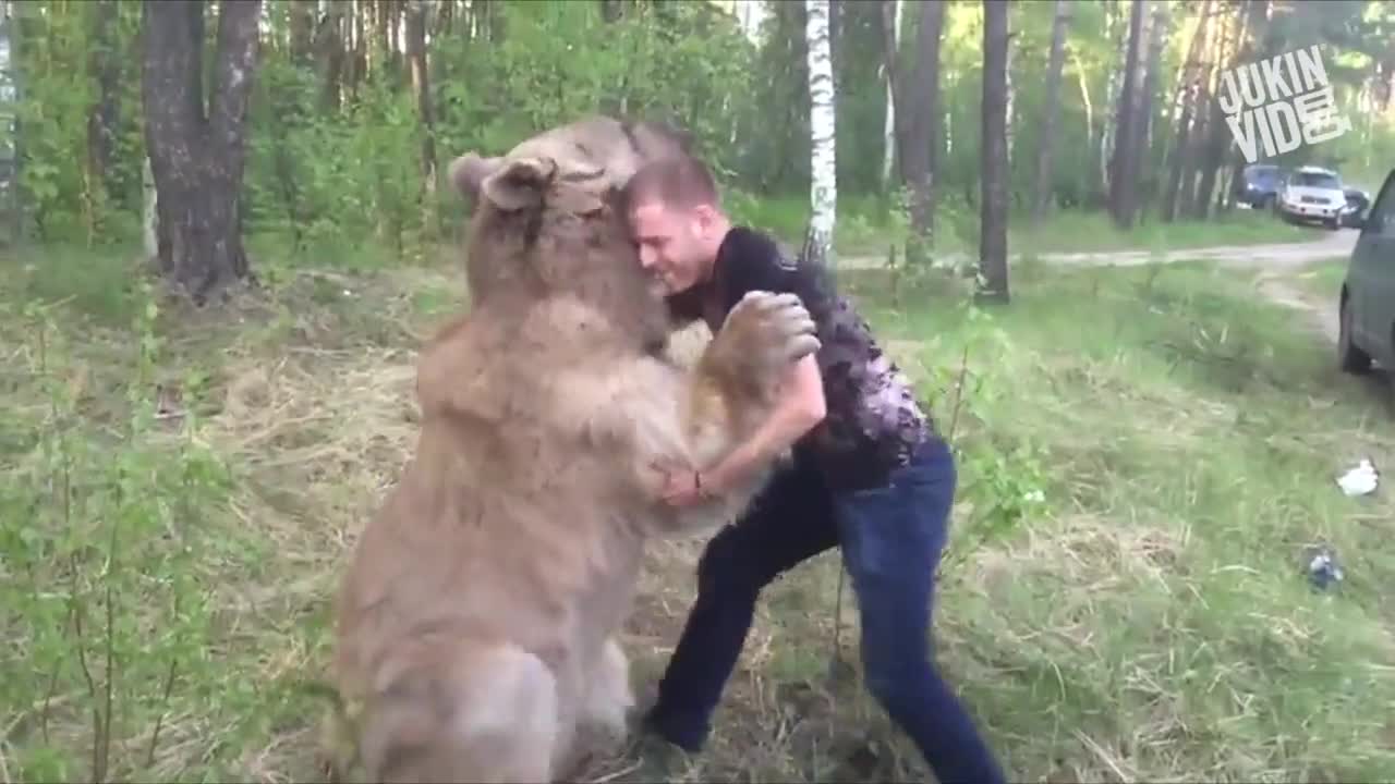 Мъж се бори с мечка