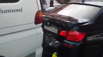 Шофьор на Bmw се опита да издърпа миниван Mitsubishi, но края беше непредсказуем