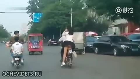 Ето как момиче се вози на скутерче в Китай