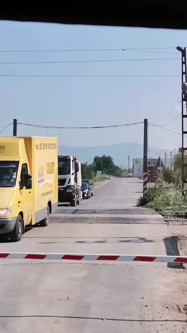 От "Моята новина": Преминаване на жп прелез в село Равно поле