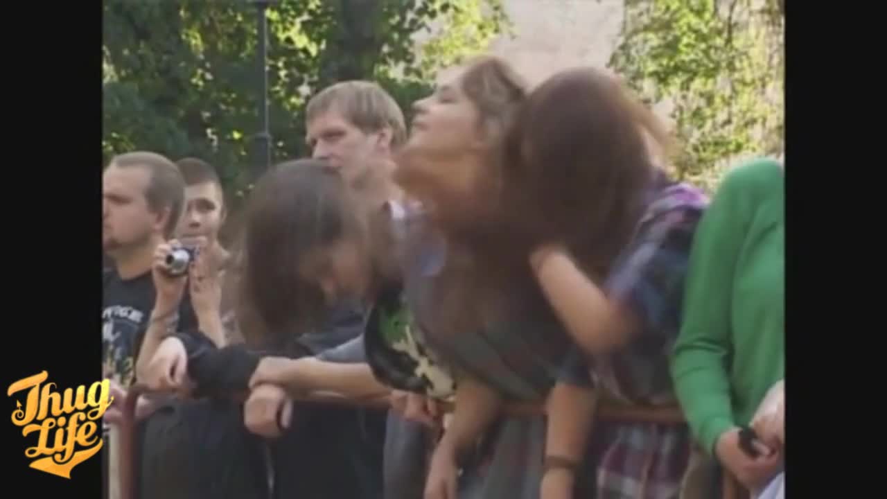 Възрастна жена на рок концерт Thug Life