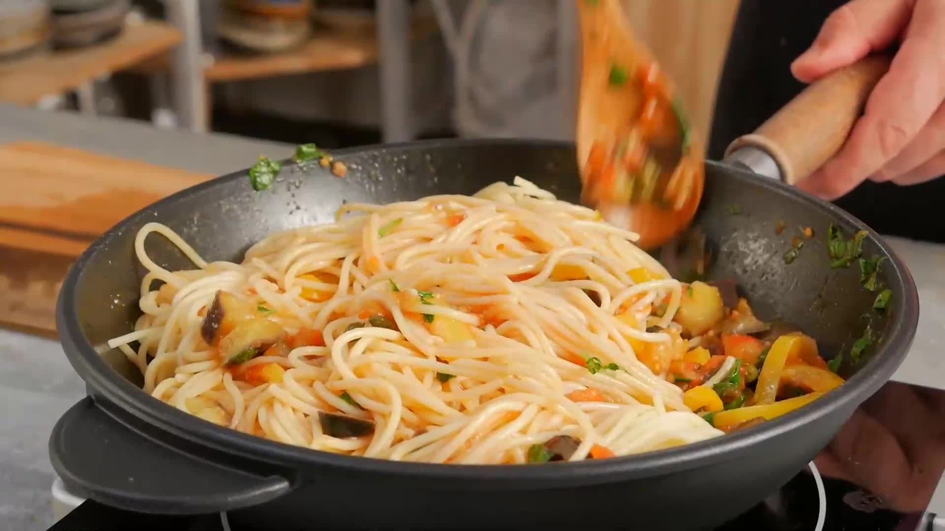 Спагети със зеленчуков сос