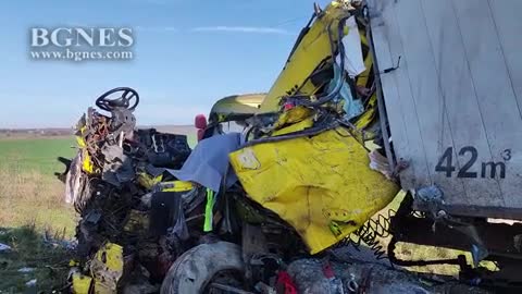 Челен удар между автобус с работници и камион в Сливенско, има загинал