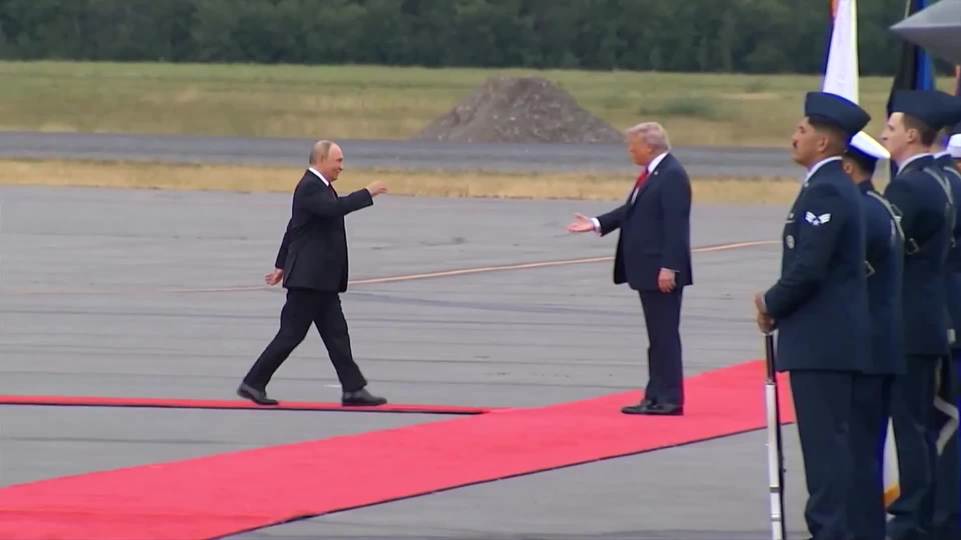 Първият поздрав между Тръмп и Путин в Аляска