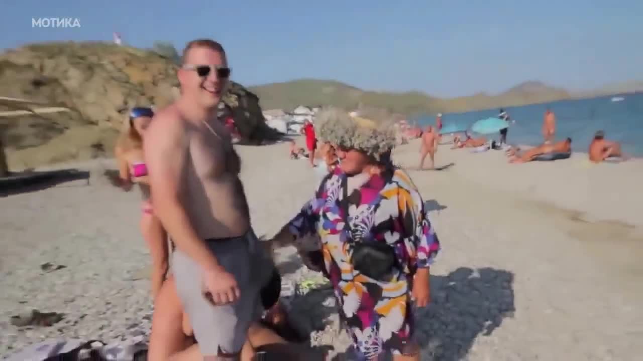 Вижте тази бабка къде бае на мъжете
