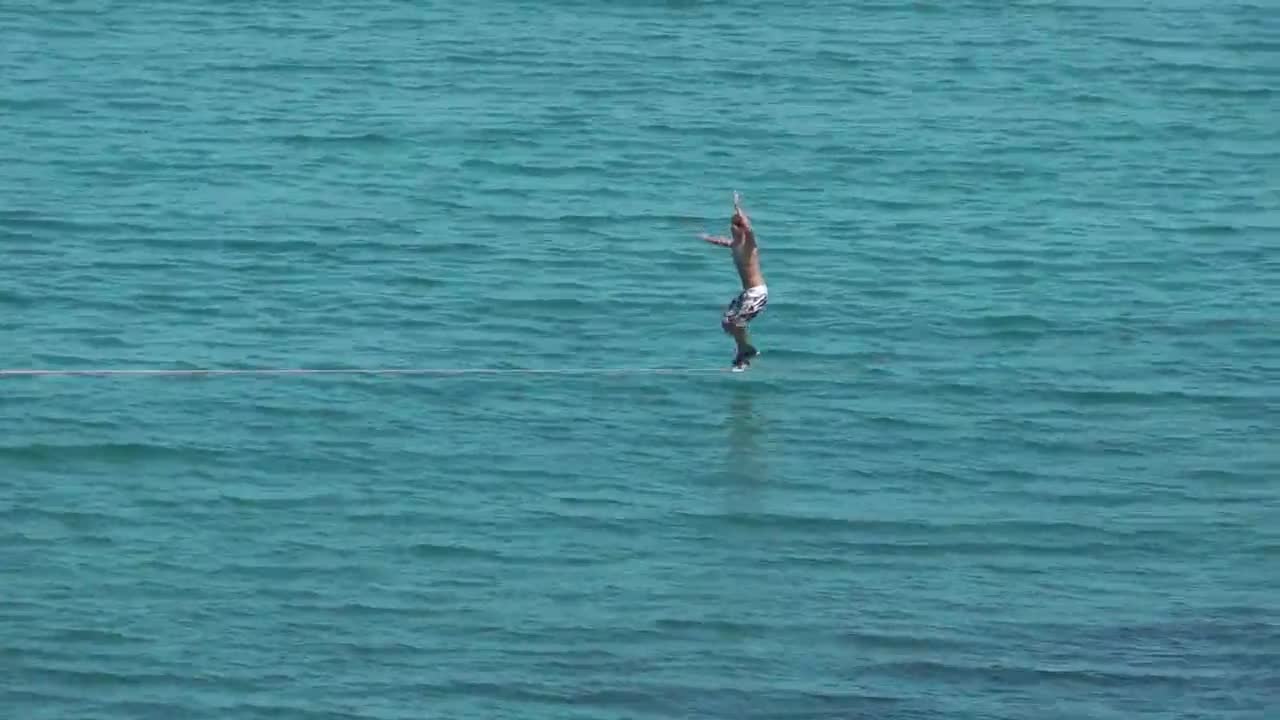Slackline Лятна забава и баланс върху водата