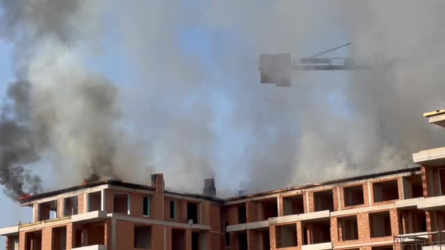 Голям пожар гори в София