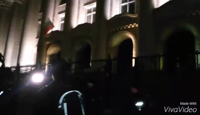 "30 сребърника" полетяха към Съдебната палата