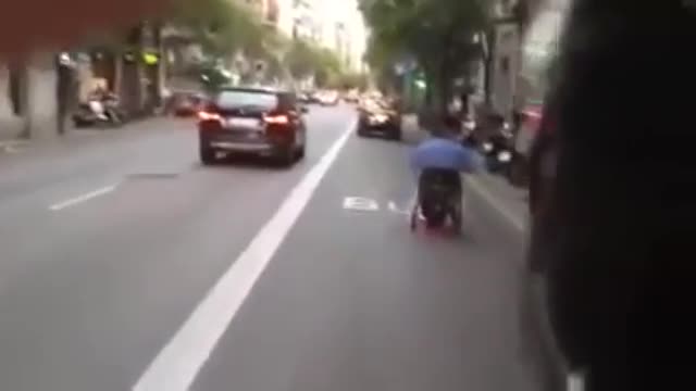 Мъж в инвалидна количка "лети" между колите