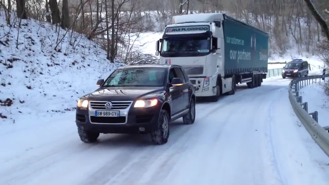 Touareg изтегля закъсал камион !