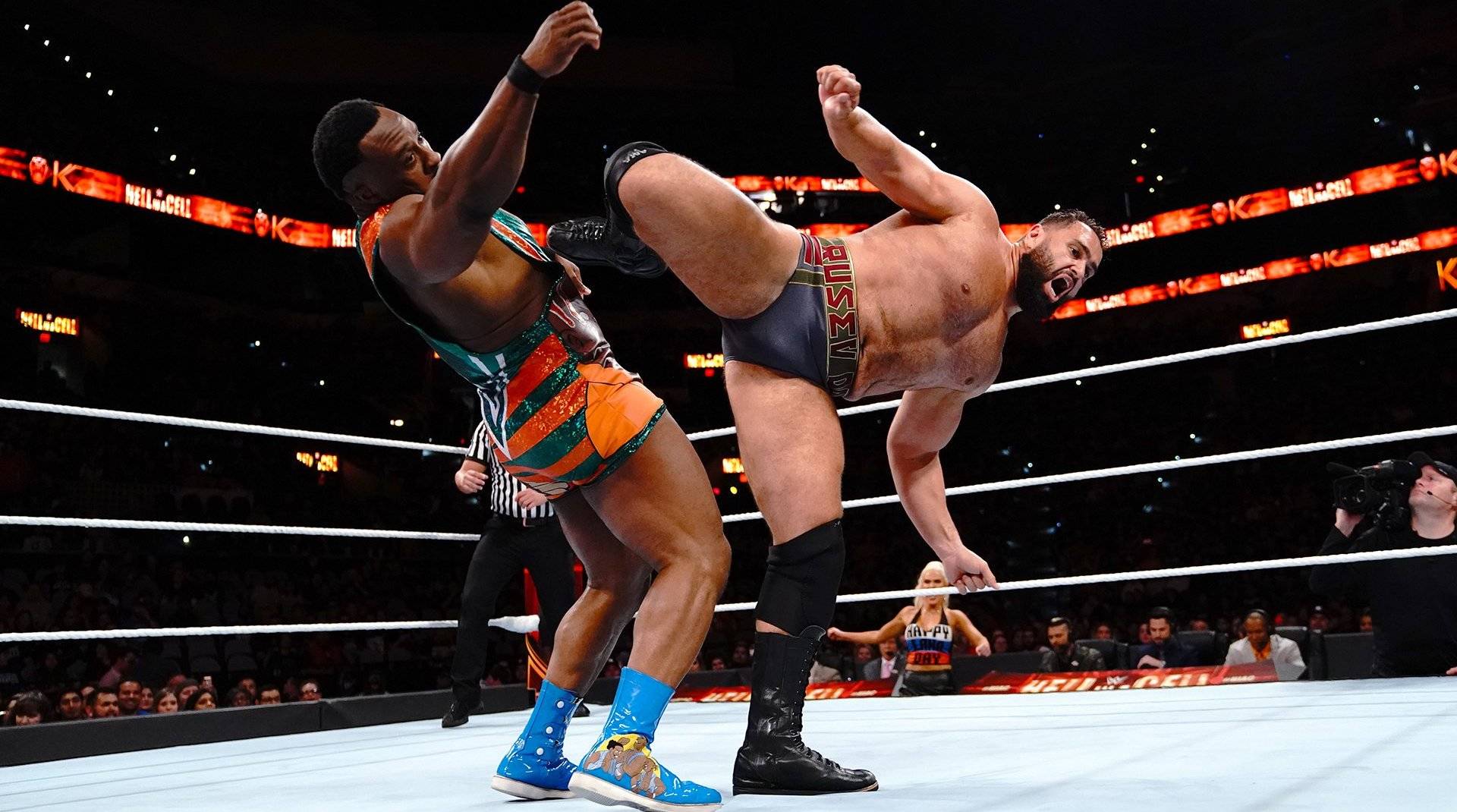 Русев удря страшен ритник на The New Day: WWE